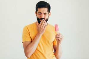 person with sensitive teeth eating a popsicle